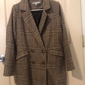 Knee length coat with pockets!!